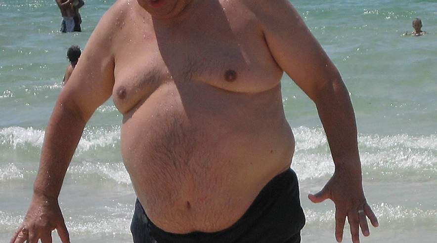 Fed? Nej, bare mandig! Det opfattes som maskulint at være lidt stor, og derved skjuler mange mænd deres livsfarlige overvægt. (Arkivfoto: Colorbox)