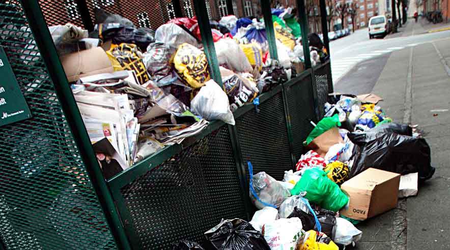 Skrald er fyldt med bakterier og anden forurening. Derfor har renovationsfirmaer pligt til at sørge for rent arbejdstøj på jobbet.