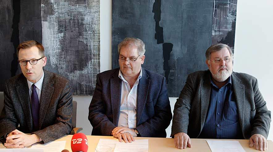 Dansk Byggeris administrerende direktør Lars Storr-Hansen (tv) mener, at den nye overenskomst forpligter arbejdsgiverne til at have ordnede forhold. Lønmodtagernes topforhandlere, Peter Hougård Nielsen (TIB) og John Larsen (Byggegruppen i 3F), er tilfredse. Foto: Harry Nielsen.
