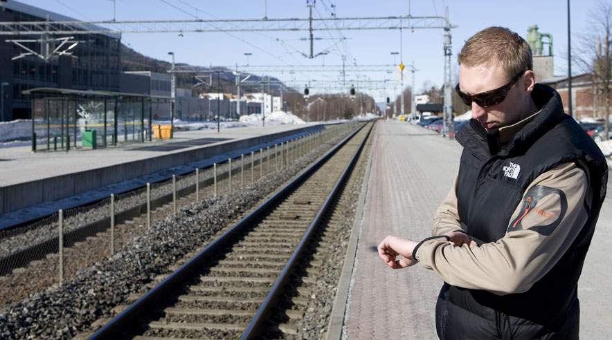 Det kan koste i arbejdstid, hvis toget er forsinket. (Foto: Colourbox)