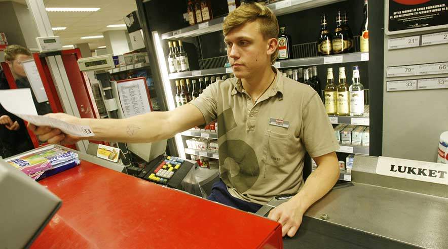 - Jeg har været ude ved 50-70 steder og søge. Jeg har endda klippet mit hår, fordi min far mente, at det ville se bedre ud. Det er tæt på, at jeg giver op, men jeg vil stadig forsøge, siger 17-årige Simon Jantzen, der mangler praktikplads som automekaniker. (Foto: Harry Nielsen)