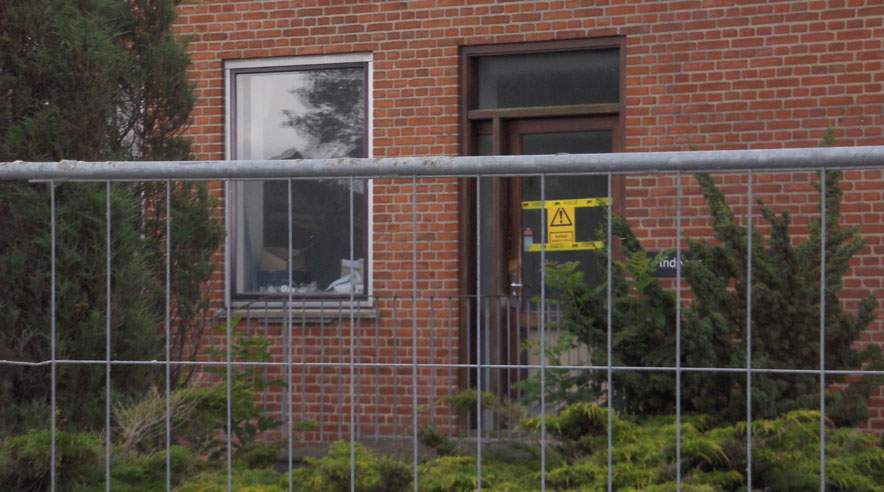 Arbejdstilsynet har lukket byggepladsen, men asbestaffaldet udenfor bygningen ligger fortsat frit tilgængeligt.