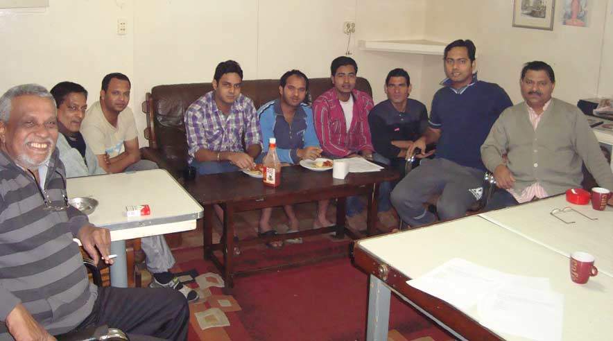 Søfolk fra Indien og Sri Lanka er hyret til arbejde på to danske skibe i Odense. Men lønnen er så lav, at sagen er endt i konflikt. Her billede fra møde ombord på det ene skib MV Lesse.