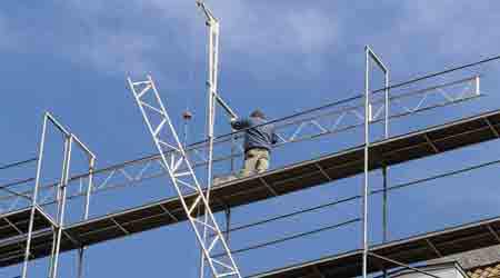 Både beskæftigelsesministeren og videnskabsministeren afviser, at udenlandske arbejdere skal have samme uddannelse i arbejdsmiljø. (Arkivfoto)