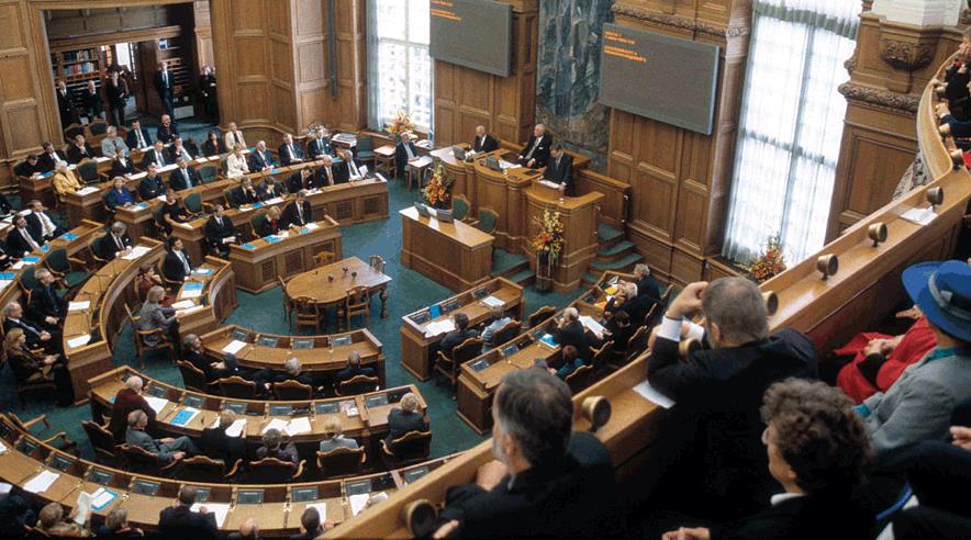 Over halvdelen af politikerne i Folketinget har en akademisk baggrund. Det er skævt, mener danskerne. (Arkivfoto)
