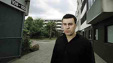 - Regeringen skal give sådan nogle som mig en chance. Jeg vil gerne uddannes og være iværksætter. Men jeg må ikke, sagde Honar Doskey til Fagbladet den 17. juni, et halvt år efter han med skolepraktikkens afskaffelse havde mistet håbet om at blive færdiguddannet til sit drømmejob som automekaniker. (Foto: Harry Nielsen)