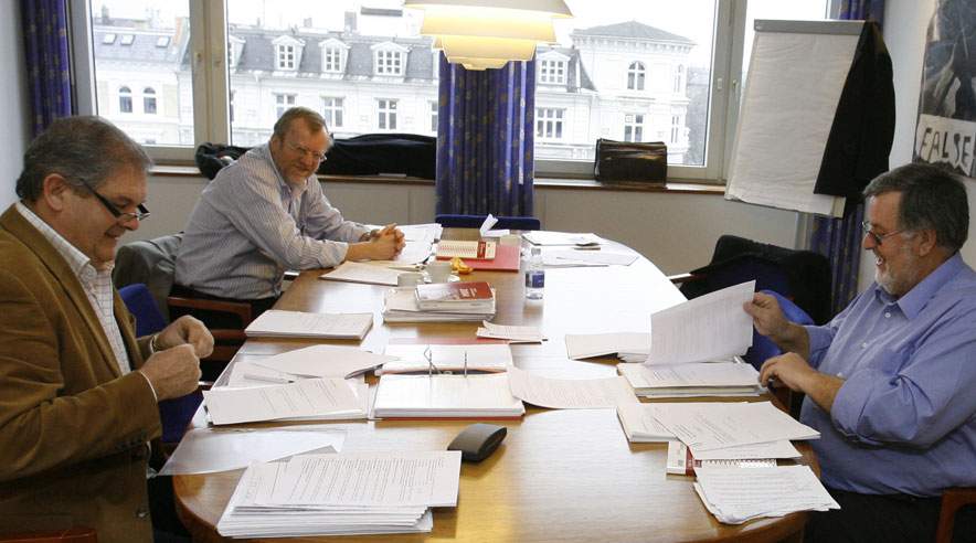 Byggelønmodtagernes topforhandlere nærlæser dokumenter under overenskomstforhandlingerne. Fra venstre gruppeformand Peter Hougaard fra TIB, Ole Christensen, 3F, og gruppeformand John Larsen, 3F.  (Harry Nielsen.)