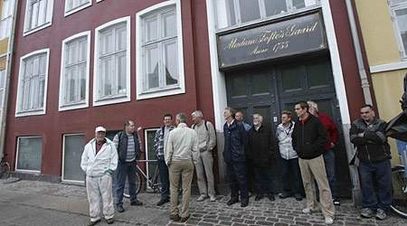 Fredag morgen blev der lavet blokade foran ejendommen i Nyhavn. Det kunne dog ikke forhindre polakkerne i at komme på arbejde, idet de overnatter i ejendommen. (Foto: Harry Nielsen)