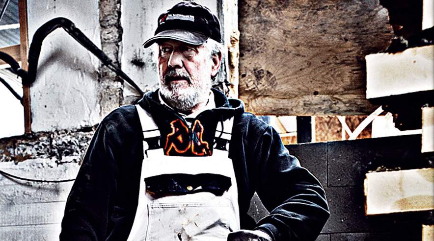 Efter 45 år som murer, nyder Claus Hedemann sin efterløn - specielt i vinterkulden. ((Fotos er taget af Claus Hedemanns søn Jesper).)