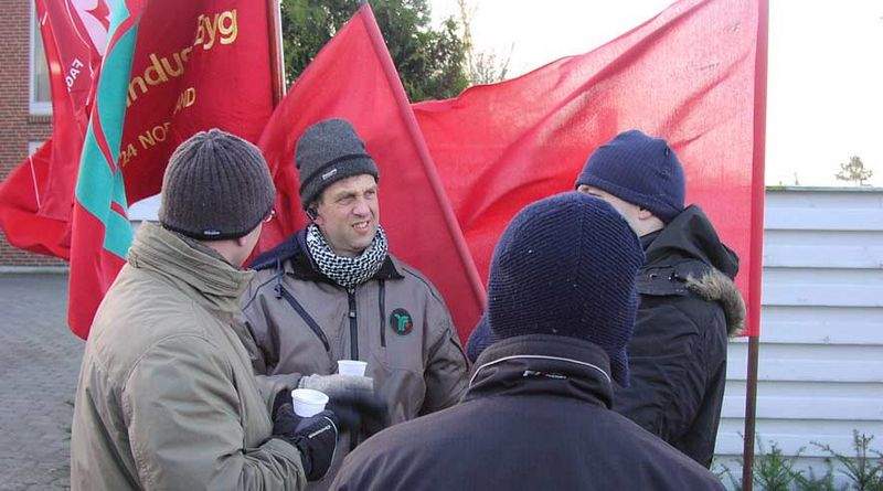 Faglig sekretær Mogens Larsen, i midten i forbindelse med en demonstration for overenskomst for de polske arbejdere, er tilfreds med, at overenskomsten sikrer lige vilkår.