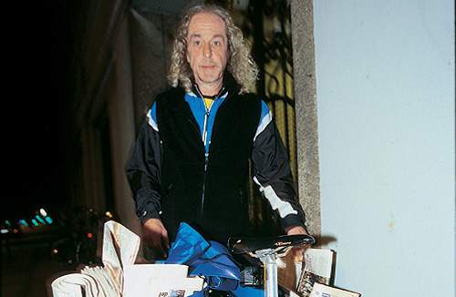 Reinhard Duderstadt arbejder tre nætter om ugen som avisbud-afløser. Han vil miste flere tusinde kroner om måneden i supplerende dagpenge. Læs mere om hans situation i Fagbladet, der udkommer fredag den 19. september. (Harry Nielsen)