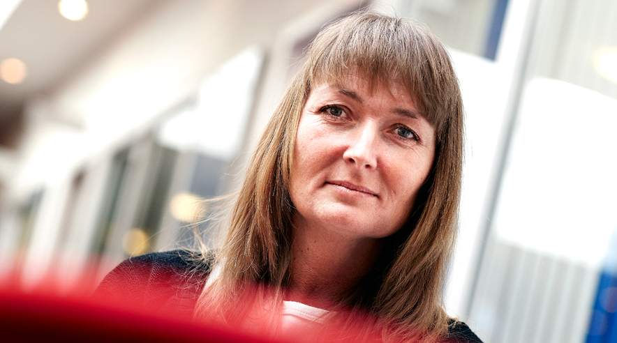 46-årige Tina Højhus Madsen har fået sine sygedagpenge og sin værdighed tilbage. Men hvorfor skal kommunen køre tingene så langt ud, så man ryger ned med nakken, spørger hun.
