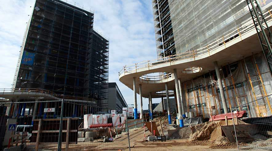 Malerarbejdet på to store Pihl-byggerier er nu blokeret. Det drejer sig blandt andet om opførelsen af dansk domicil til svenske SEB-bank på Kalvebod Brygge. 
 (Foto: Harry Nielsen.)