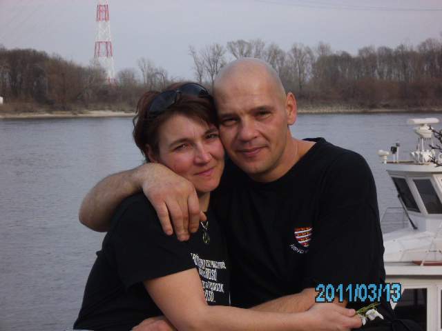 Det ungarske ægtepar Jószef Böröcz og Valéria Anita Brajnovics har tjent godt 12 kroner i timen samt fået rejsegodtgørelse for at arbejde med køer på en dansk gård. (Privat)