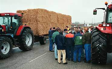 Hvis du kører på landevejen og skal forbi en traktor eller en anden stor landbrugsmaskine, så vær meget forsigtig.