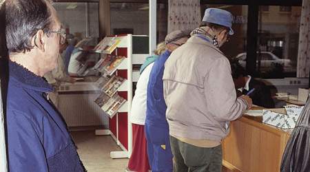 Ny rapport viser, at reformen af efterlønnen virker endnu bedre end forventet. 25.000 flere er blevet på arbejdsmarkedet. Nu må det være slut med pisken, mener 3FA.