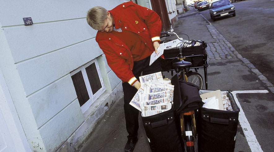 Alene sidste år ansatte Post Danmark 9.000 nye medarbejdere, svarende til mere end en tredjedel af den samlede stab. Den store medarbejderudskiftning er fortsat ind i 2006, og det altoverskyggende problem er at finde lørdagsafløsere.
 (Foto: Harry Nielsen)