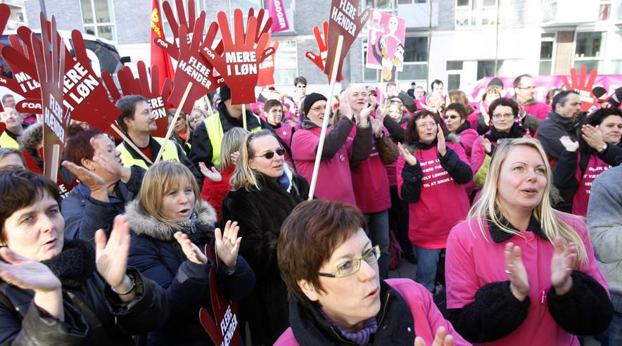 Der var opbakning fra mange offentlige faggrupper til budskabet om mere i løn ved fredagens demonstration foran Kommunernes Landsforening, hvor de sidste forhandlinger på det offentlige overenskomstområde skulle foregå.

 (Foto: Harry Nielsen)