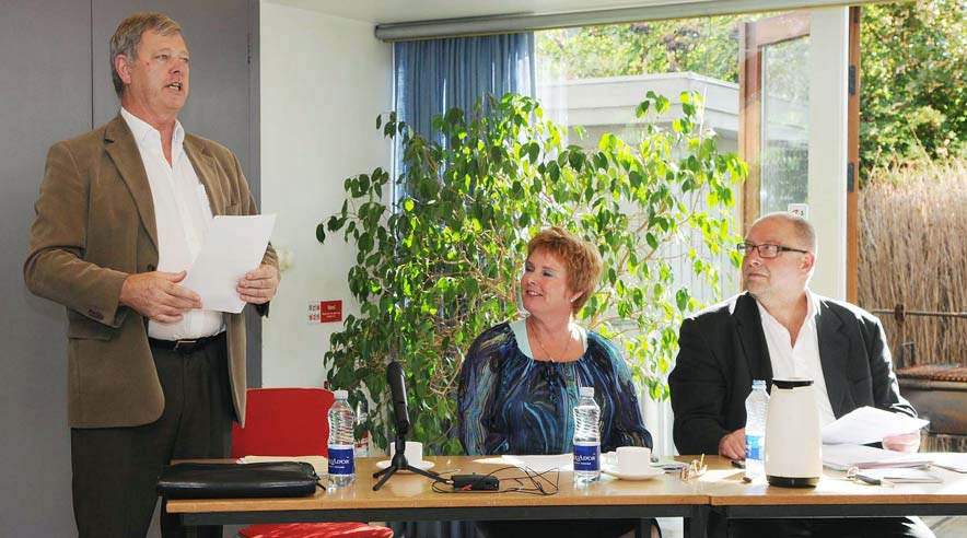 Børge Elgaard (tv) og Dansk Byggeri siger nej til solidarisk ansvar. Ønsket er fra lønmodtagerne. Her i skikkelse af LO-næstformand Lizette Risgaard og formand for Byggefagenes Samvirke Anders Olesen.