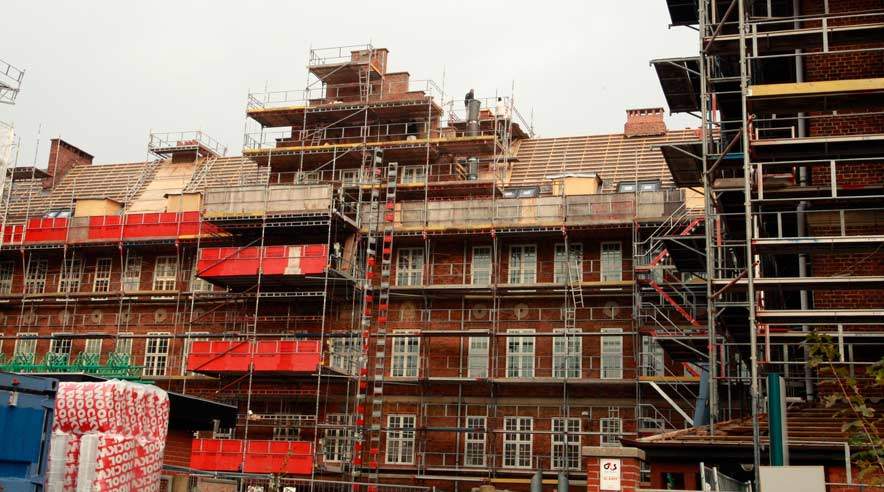 Udbud af bygge- og anlægsopgaver for Københavns Kommune udløser nyt krav. Alle involverede entreprenører skal fremover have overenskomst. Det mangler i sag om renovering af Amager Fælled Skole. (Foto: Harry Nielsen)