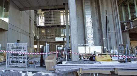 Siden 2003 er antallet af bøder for ulovligt arbejdsmiljø fra Arbejdstilsynet til danske virksomheder styrtdykket fra 151 til 68 af slagsen i 2006. (Arkivfoto)