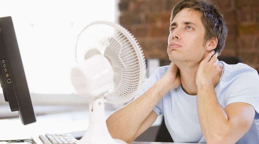 Det kan være varmt og lummert at opholde sig indenfor på kontoret, i lagerbygningen eller på fabrikken i august måned. (Foto: Colourbox)