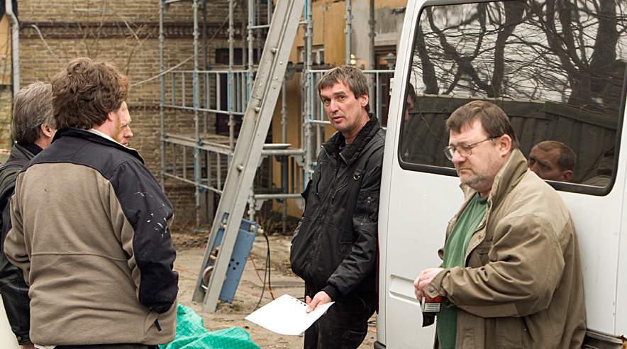 Sidste år blev tømrermester Robert Lang fra Kiel (i midten) afsløret i ulovligt arbejde af de tre arbejdsløse murere Jan Bjerregaard (th) Lars Jensen og Lars Jørgensen. Arbejdstilsynet har nu indberettet Robert Lang til SKAT og politiet. (Foto: Harry Nielsen)