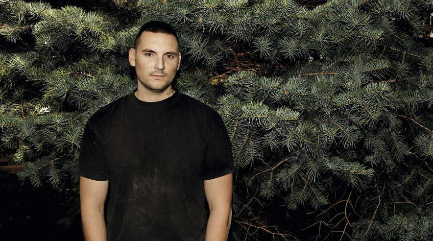 Thor Nielsen er en af de ledige, der har skullet lære at kaste med æg på et jobkursus hos en privat aktør. Dobbelt så mange ledige har været på kursus hos en privat aktør i 2009.  (Foto: Martin Bubandt.)