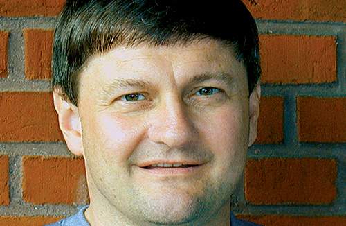 - Fagbevægelsen står med en ideologisk borgerlig regering i den værst tænkelige politiske situation, derfor er det vigtigt med nær kontakt til medlemmerne, mener Tonny Erik Nielsen, afdelingsformand i SiD Svinninge, der fortsætter med at udgive medlemsblad til trods for de massive portoforhøjelser.