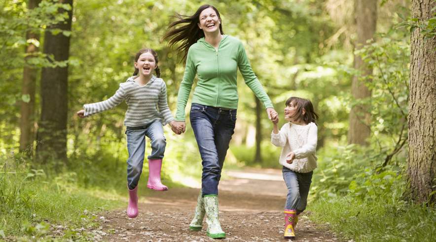 Du behøver ikke motionere i flere timer om ugen for at leve et sundere liv. De daglige gåture er også med til at give dig overskud til at klare dagen og holde dig i form. (Foto: Colourbox)