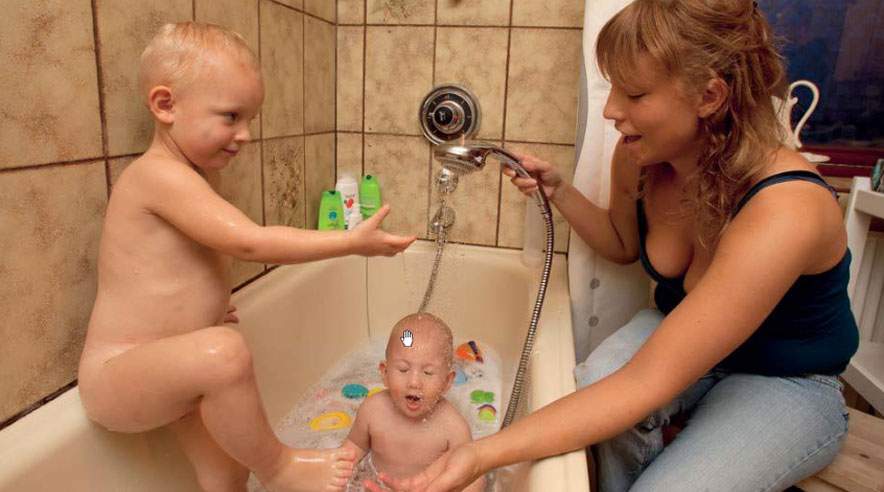 Frederik og Nickolai elsker karbad - men det får de kun en gang om ugen. Brusebade er nemlig langt billigere. (Foto: Niels Åge Skovbo.)