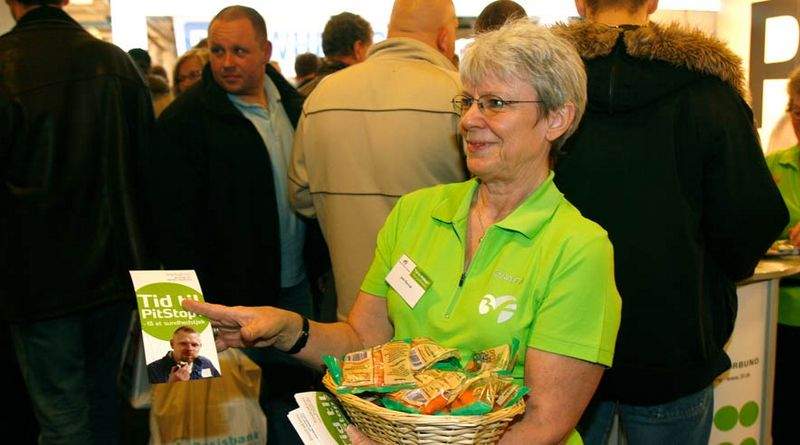 - Idéen om sundhed udsprang fra en kogebog for 3F's chauffører. Folk på bilmessen synes, at det er en god idé og oplever det positivt, at deres fagforening er på bilmessen med et budskab om, at vi alle skal leve længere, siger 3F's næstformand Jane Korczak, der delte gulerødder ud.