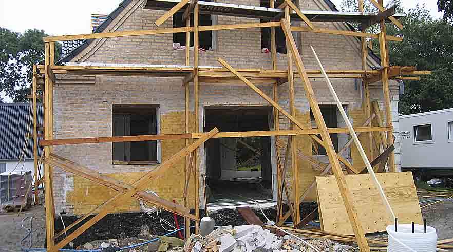 Myndighederne skal nu vurdere, om de polske bygningsarbejdere, der satte livet på spil på disse uatoriserede stilladser, har gyldig arbejdstilladelse. (Foto: 3F Slagelse)