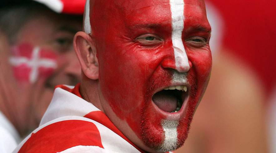 Fodbold skaber sammenhold, og en dansk VM-kamp er ligesom et kongeligt bryllup. Det argument kan muligvis overbevise din chef om, at I på arbejdspladsen skal følge de danske drenge ved mandagens kamp. (Foto: Colourbox)