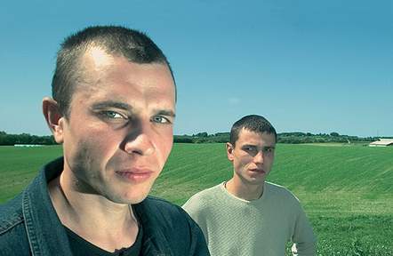 - Vi har noklet som slaver. Vi er  ikke andenrangsmennesker, men sådan er vi blevet behandlet, sagde Oleh Troschenko (tv.) og Mykola Babych i et interview tril Fagbladet i juni 2004. Nu har de med hjælp fra 3F Silkeborg og en dom i Vestre Landsret sikret sig efterbetaling på godt 60.000 kroner fra deres tidligere arbejdsgiver. (Foto. Sofus Comer)