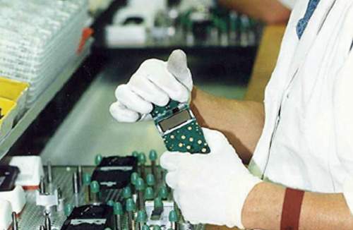 Regeringens forskningsfond med 16 milliarder vil ikke skabe flere ufaglærte job i eksempelvis elektronikbranchen, forudser to professorer. Ufaglærte bør fremover etablere selvstændig servicevirksomhed, lyder et forslag. (Scanpix)