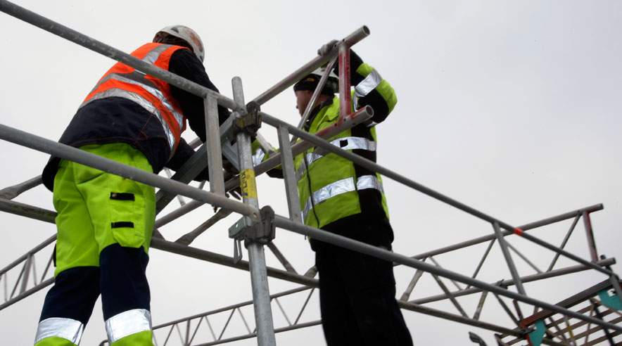 Stilladsarbejde vil på sigt kun blive udført af uddannet arbejdskraft. Det er følgen af en aftale mellem arbejdsgivere og lønmodtagere i branchen. Foto fra Teknisk skole i Glostrup, hvor der øves i stilladsopsætning.  (Foto: Harry Nielsen.)
