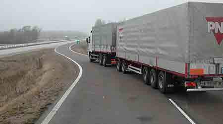 Der er ingen varige gevinster ved at tillade kørsel med kæmpelastbiler. De vil belaste både miljø og vejnet.
Det konkluderer såvel den tyske miljøminister som trafikminister på baggrund af en rapport om erfaringerne med de såkaldte modulvogntog i Tyskland. (arkivfoto)