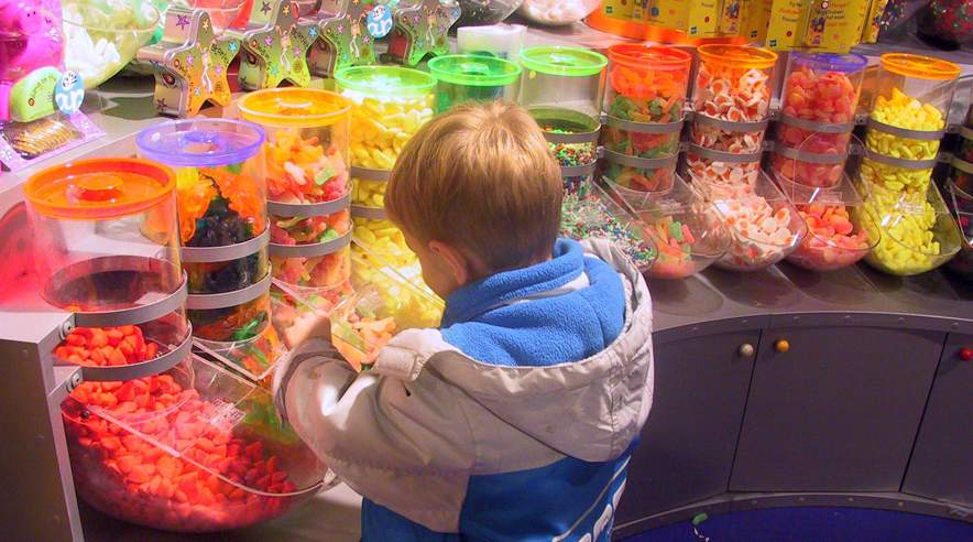 En tur i biffen kan hurtigt udvikle sig til et sukkertrip med ekstra stor slikpose og en spand cola.  (Foto: Colourbox)