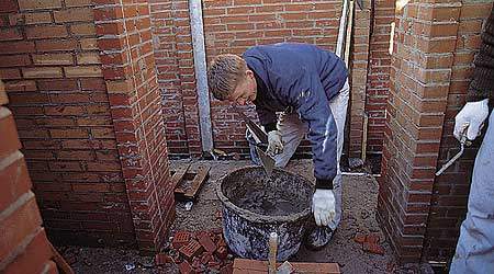 Murere og andre byggearbejdere har mistet 2,2 procent af deres realløn de sidste to år. 
 (Arkivfoto.)