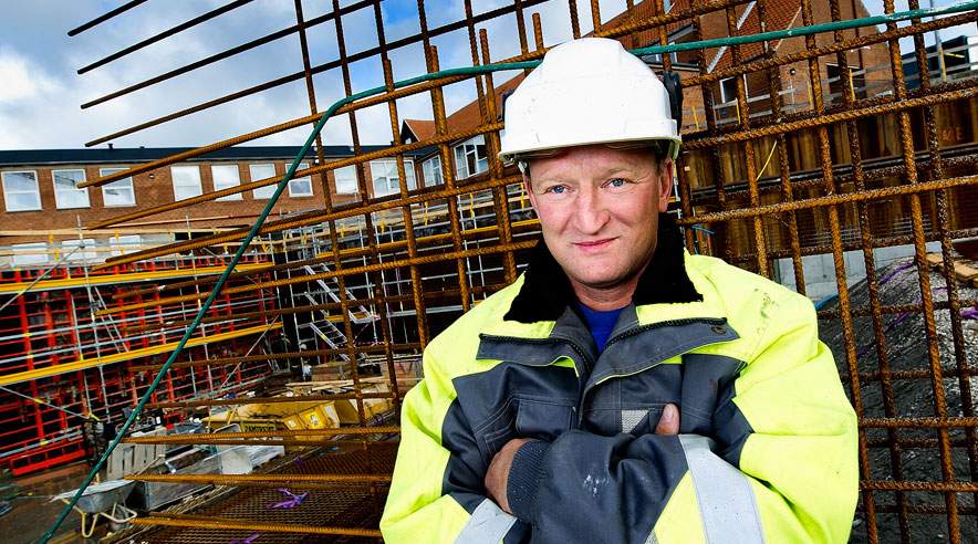 Betonarbejder Henrik Frederiksen faldt fra en stige og mistede en del af sine arbejdsevne. Han var nær gået glip af sin erstatning på knap to millioner kroner, fordi han tøvede med at anmelde skaden.  (Foto: Joakim Rode)