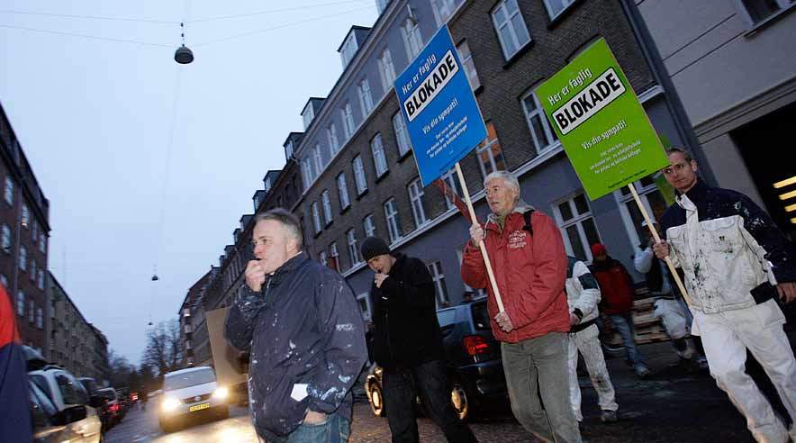 Demonstration foran ejendom på Amager. Den er ejet af et medlem af bestyrelsen i Ejendomsforeningen Danmark. Ifølge malerne har han ansvar for, om arbejdet udføres efter danske aftaler.  (Foto: Harry Nielsen)