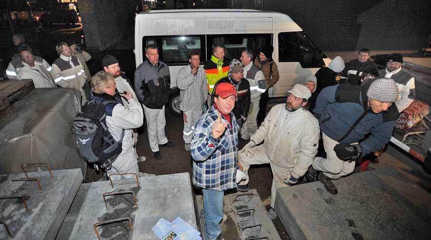 Den tyske sjakbajs i snak med danske murere, der blokerer byggepladsen i Københavns nordvestkvarter. Nu er det tyske firma fyret efter måneders lønsnyd. 
 (Foto: Per Daugaard)