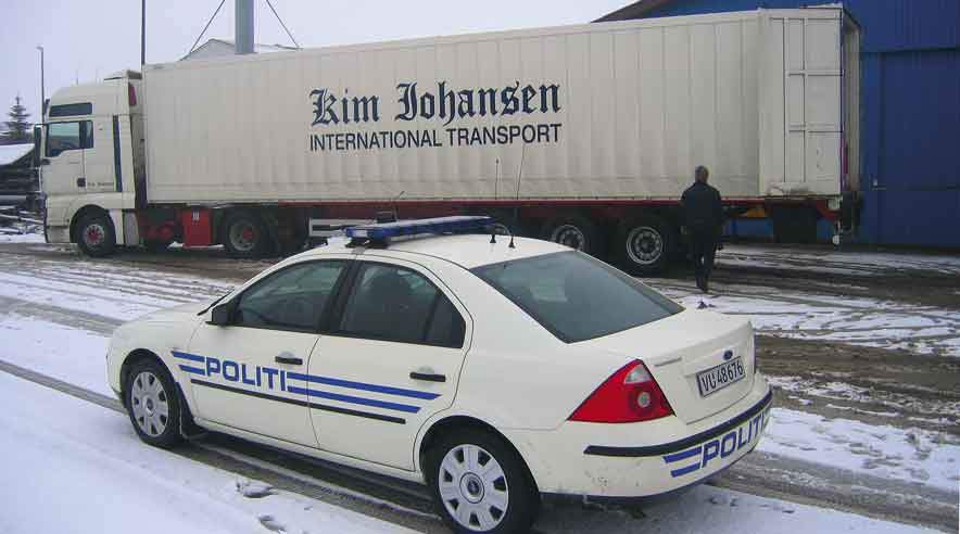 Kim Johansens estiske chauffør nummer 221 blev i februar i år taget i 5 ulovlige kørsler for det svenske postvæsen på 15 timer.  Efter en afhøring foran Hit Danmarks blå lagerhal i Randers lod politiet esteren køre illegalt mod Kolding.  (Foto: Morten Halskov)