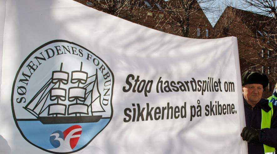 50 sømænd protesterede kraftigt foran Søfartsstyrelsen i sidste uge. Det var forgæves. Myndighederne holder fast i, at fire sømænd er nok til at redde 600 passagerer på ny færge (Foto: Harry Nielsen)