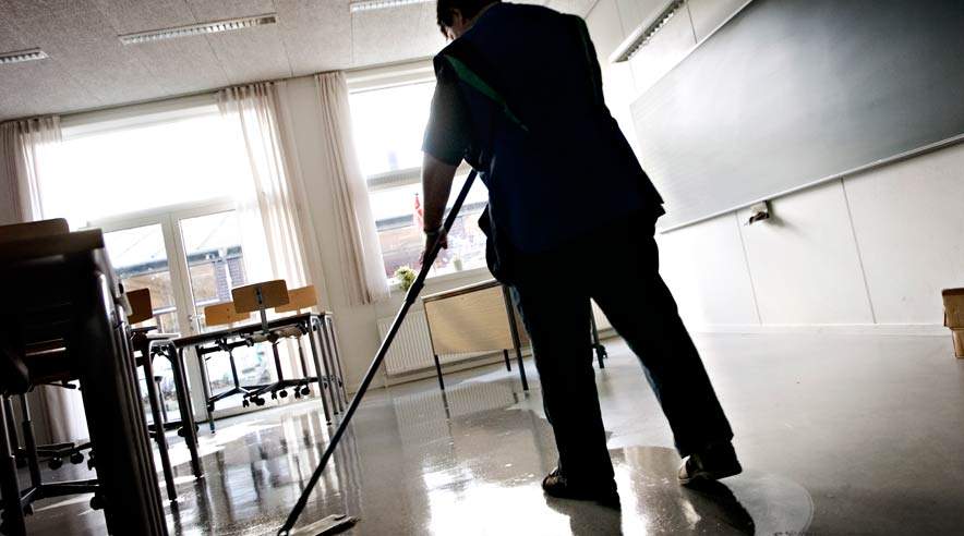 Folk, der står eller går meget på arbejde, døjer ofte med smerter i fødder og ryg. Men ny forskning viser, at tykkere gulv kan reducere smerterne.  (Arkivfoto)