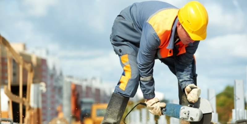 Håndværkere og andre i job får lettet skatten. Til gengæld stiger dagpenge, kontanthjælp og førtidspension mindre end ellers planlagt.