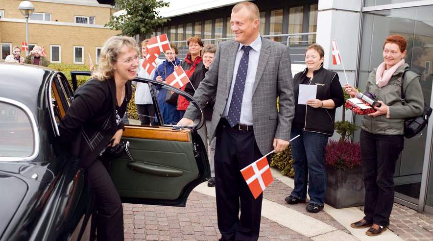 Her bliver Helle Nørgaard Andersen budt velkommen til sin jubilæumsdag af hendes leder på Grundfos, Claus Storgaard.