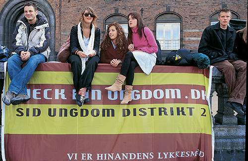 SiD Ungdoms 2. distrikt var markant til stede under demonstrationen på Rådhuspladsen. (Harry Nielsen)