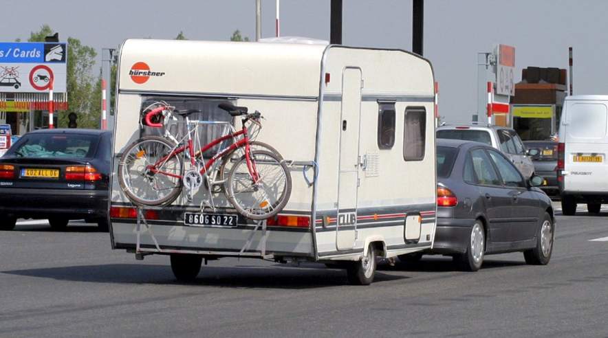 Hvis du vil ud og køre hurtigt på de tyske motorveje, så husk at få campingvognen Tempo 100-godkendt inden afgang. Så må du nemlig køre 100 km/t frem for 80 km/t. (Foto: Colourbox)